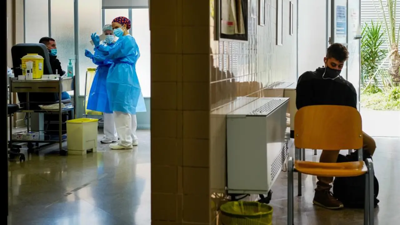 Personal sanitario realiza pruebas de diagn&oacute;stico para detectar el coronavirus. EFE/Enric Fontcuberta/Archivo