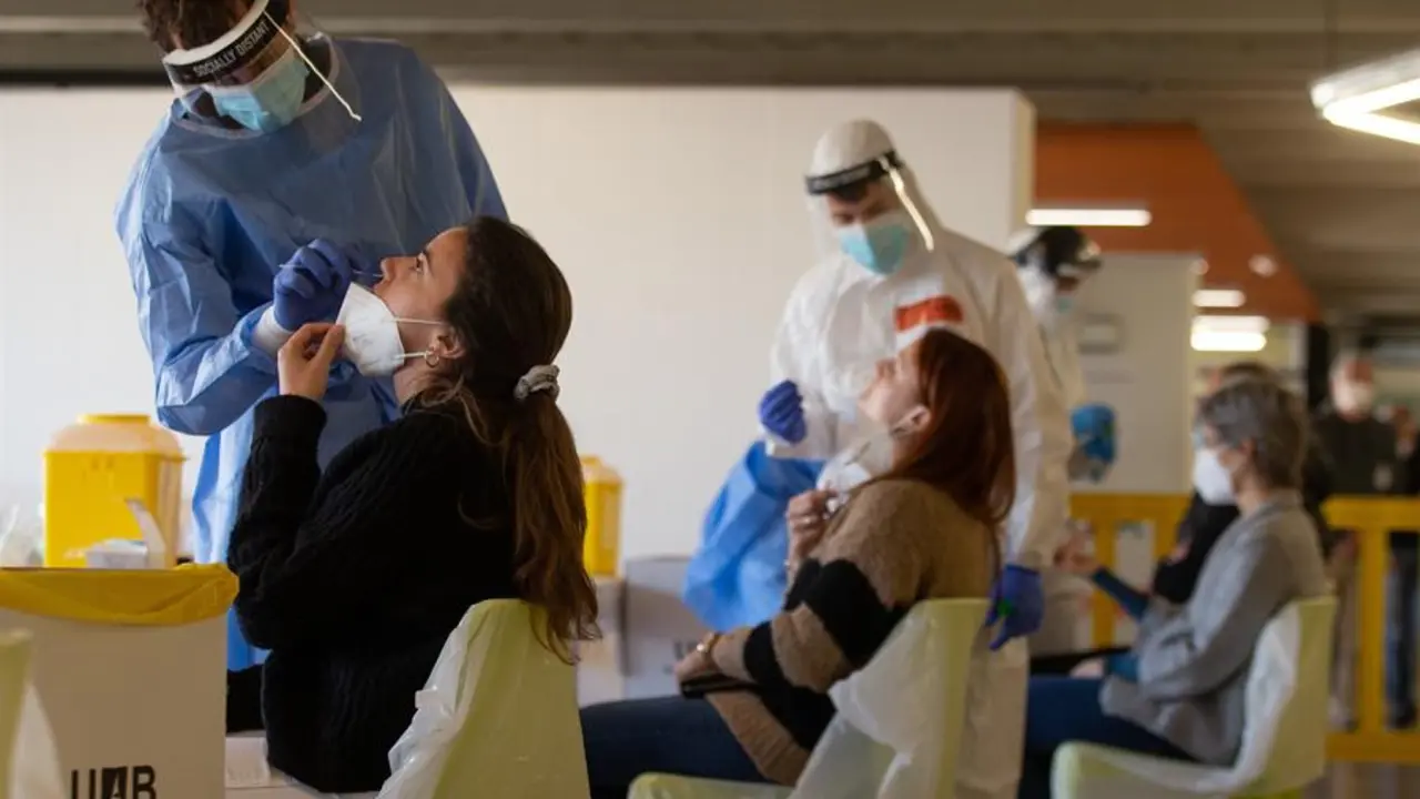 Personal sanitario realiza pruebas de diagn&oacute;stico para detectar el coronavirus. EFE/Enric Fontcuberta/Archivo