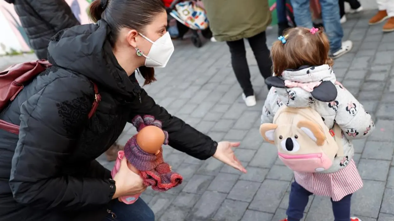 Vuelta al cole en el CEIP Padre Poveda en Madrid, este lunes. El retorno a las clases de forma presencial en todas las etapas y niveles se har&aacute; bajo el estricto cumplimiento de los protocolos sanitarios, el temor a que se disparen las bajas laborales de los profesores por la alta transmisi&oacute;n de &oacute;micron y la recomendaci&oacute;n de suavizar cuarentenas. A partir de este lunes se ir&aacute;n conociendo las cifras de bajas de profesores por la nueva variante del coronavirus, la m&aacute;s contagiosa hasta la fecha, y varias comunidades ya han anunciado medidas para hacer frente a una r&aacute;pida sustituci&oacute;n de profesionales contagiados. EFE/ Mariscal