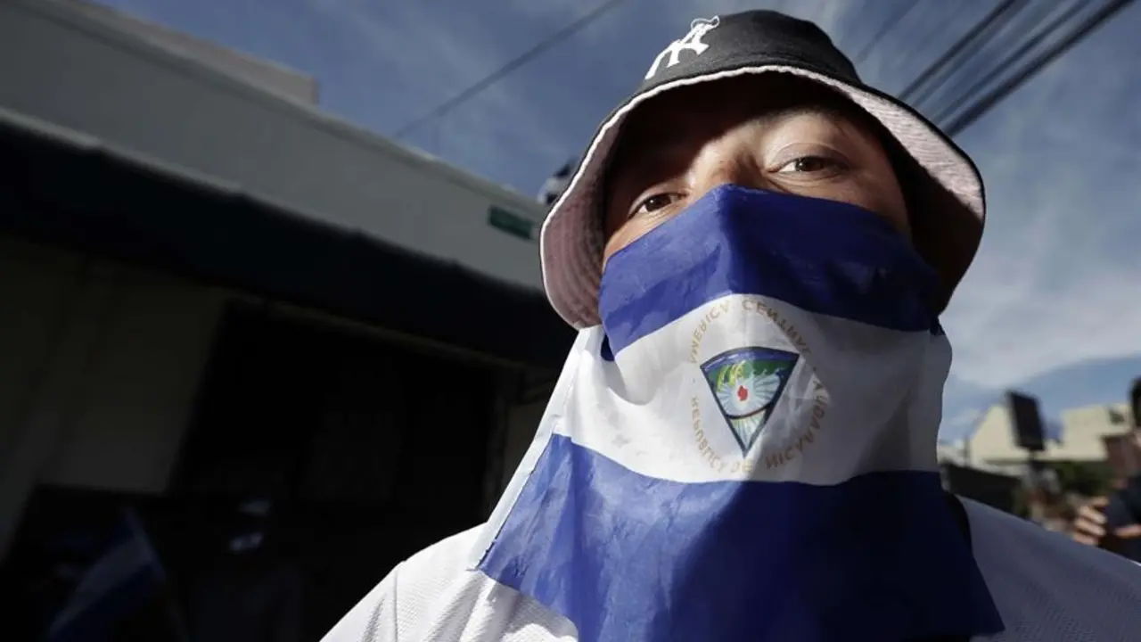 Ciudadanos nicarag&uuml;enses protestan hoy en los alrededores de la Embajada de Nicaragua, en San Jos&eacute; (Costa Rica). Ciudadanos nicarag&uuml;enses que residen en Costa Rica se manifestaron este lunes en San Jos&eacute; para rechazar el nuevo mandato del presidente de Nicaragua, Daniel Ortega, al que consideran ileg&iacute;timo. EFE/Jeffrey Arguedas