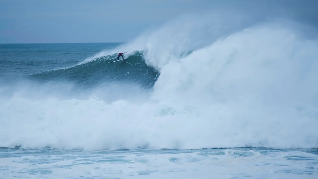 La competici&oacute;n de surf La Vaca Gigante disputada en 2019 en la zona de la Cantera de Cueto, en aguas de Santander. EFE/Pedro Puente Hoyos