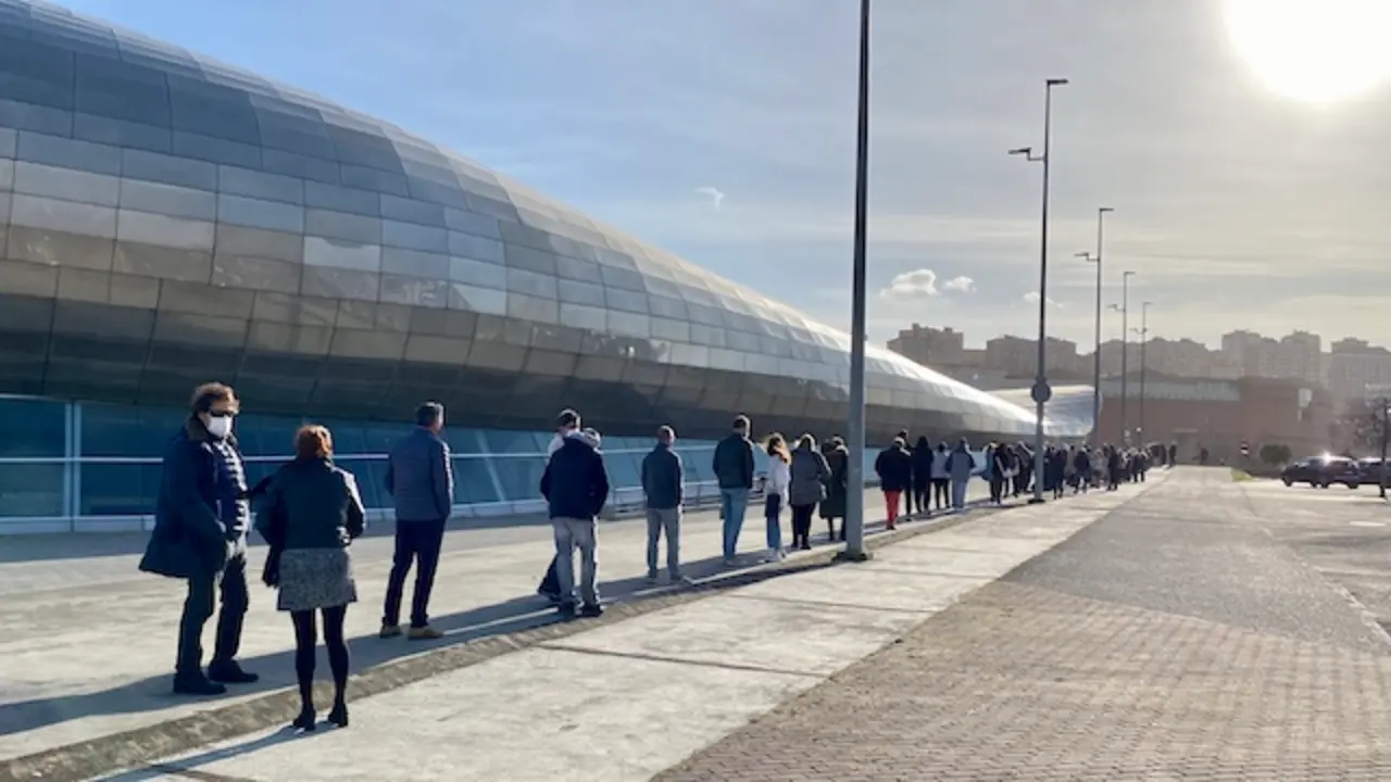 Cola de ciudadanos en el Palacio de Deportes de Santander donde est&aacute; instalado el equipo para realizar pruebas PCR. / HARDY