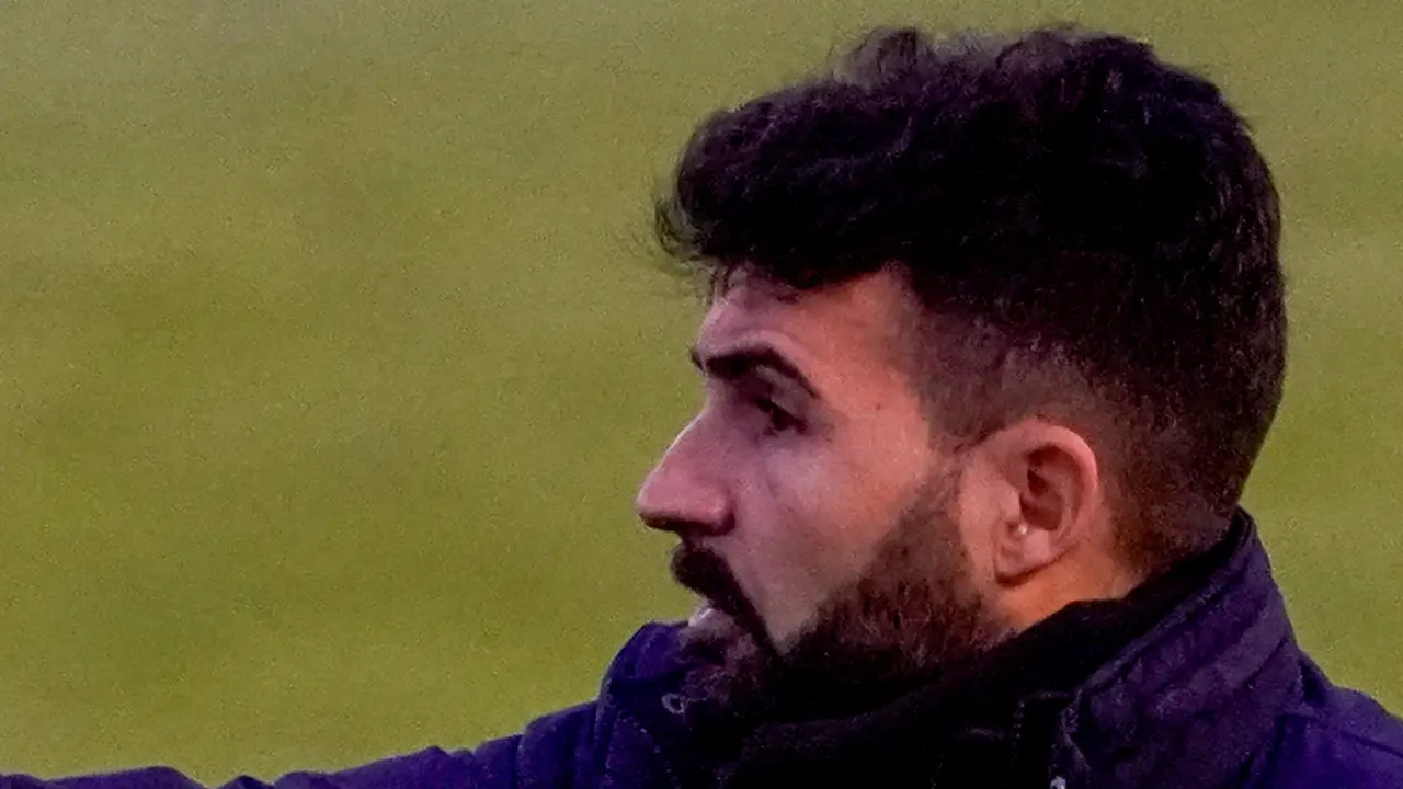 Fern&aacute;ndez Romo, ordenando a sus hombres en el partido del pasado domingo. / Hardy