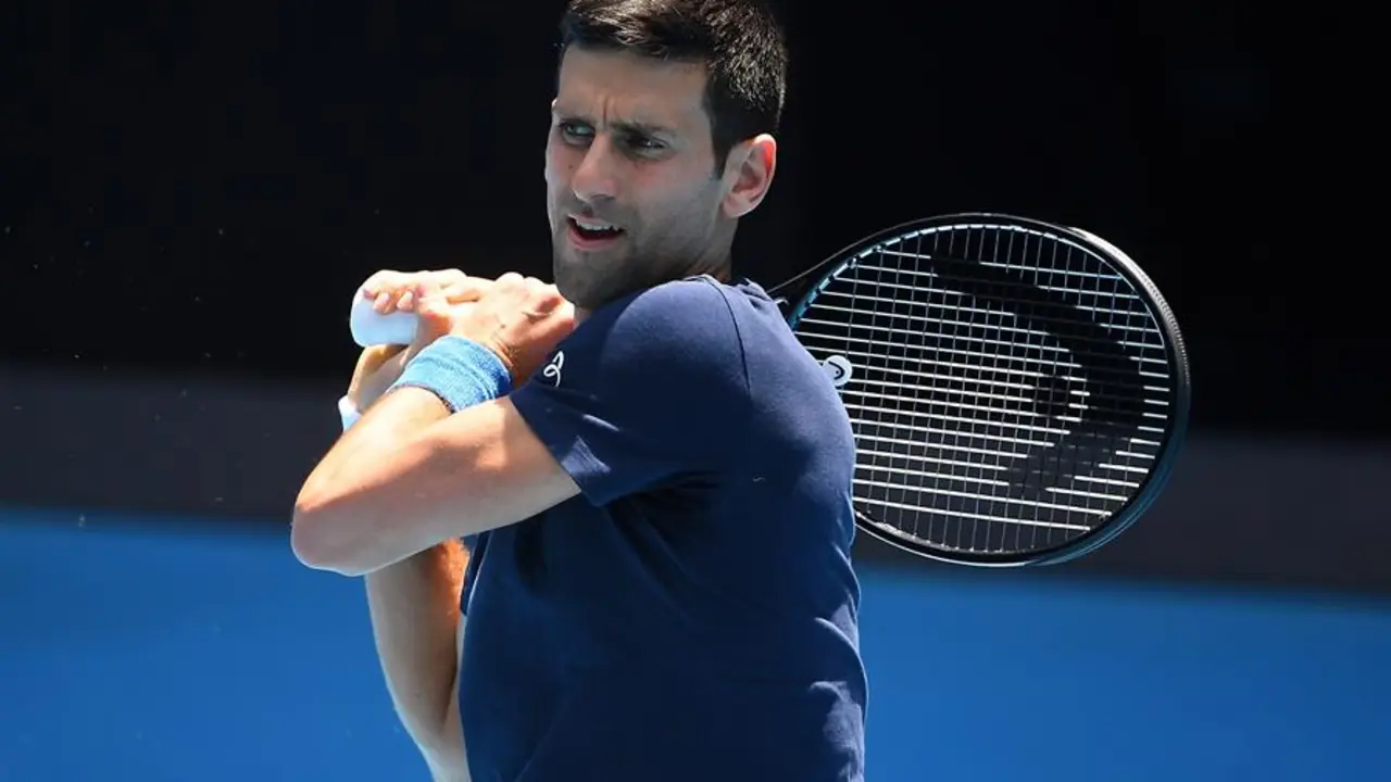 El tenista serbio Novak Djokovic entrenando en el Melbourne Park en Melbourne, Australia. EFE/EPA/JAMES ROSS AUSTRALIA AND NEW ZEALAND OUT