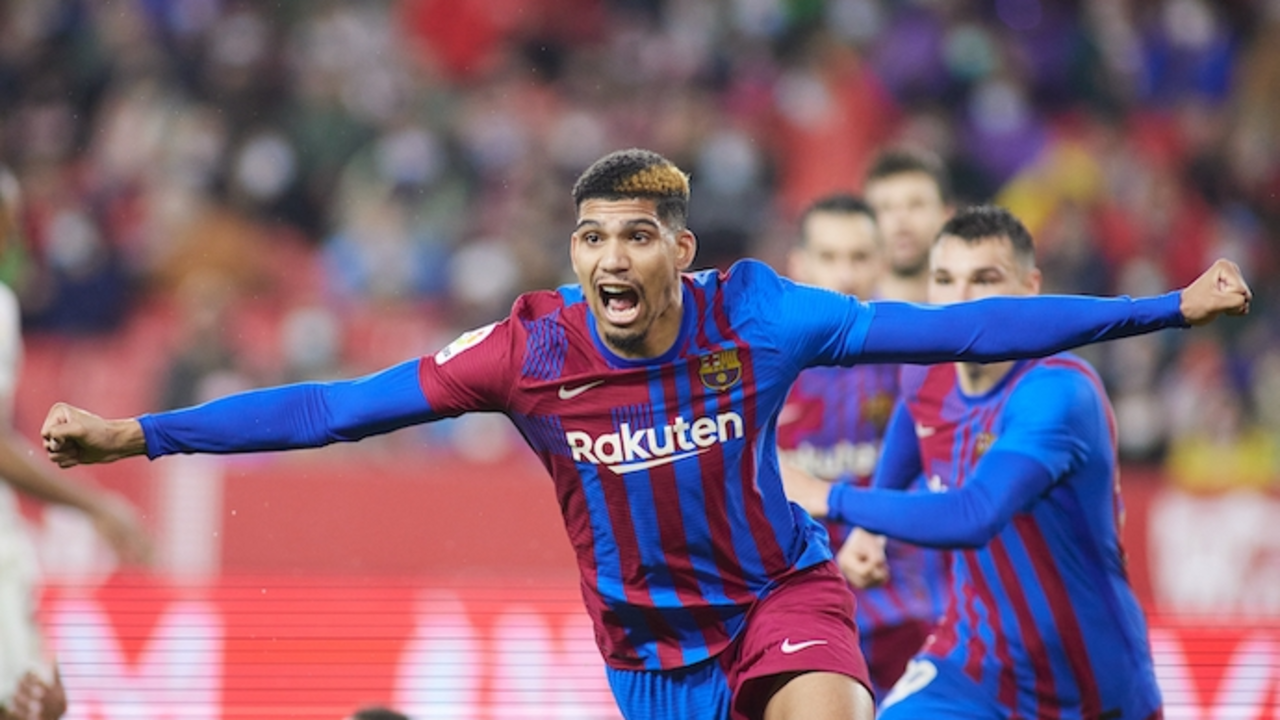 Ronald Araujo del FC Barcelona celebra un gol durante el partido de f&uacute;tbol de la Liga Santander entre el Sevilla FC y el FC Barcelona en el estadio Ram&oacute;n S&aacute;nchez-Pizju&aacute;n el 21 de diciembre de 2021, en Sevilla, Espa&ntilde;a. / AFP