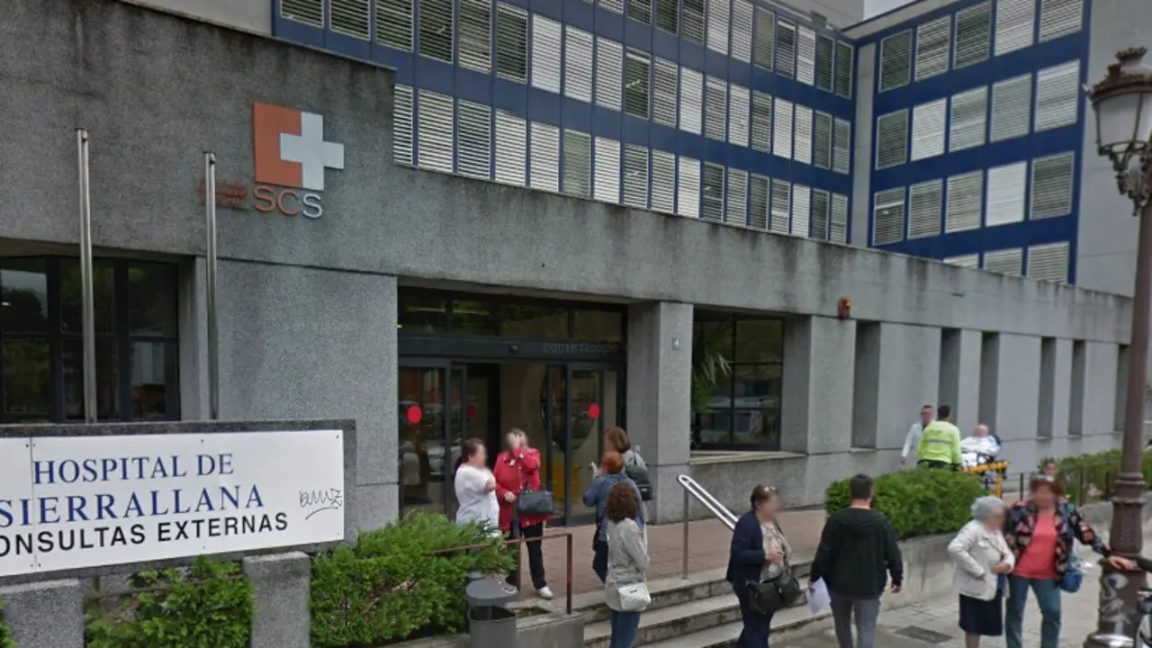 Vista de la entrada al Centro de Salud de Torrelavega en la Avenida de Espa&ntilde;a. / ALERTA