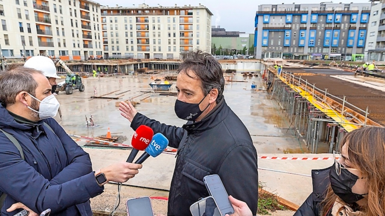 El Consejero de Obras P&uacute;blicas, Jos&eacute; Luis Gochicoa (c) visita las obras de la zona de Nueva Monta&ntilde;a que se derrumb&oacute; hace dos y donde ha anunciado que este jueves comenzar&aacute;n los trabajos de hormigonado de la superficie de la urbanizaci&oacute;n de Nueva Monta&ntilde;a y que podr&iacute;a estar finalizada en abril. EFE/ Celia Ag&uuml;ero Pereda