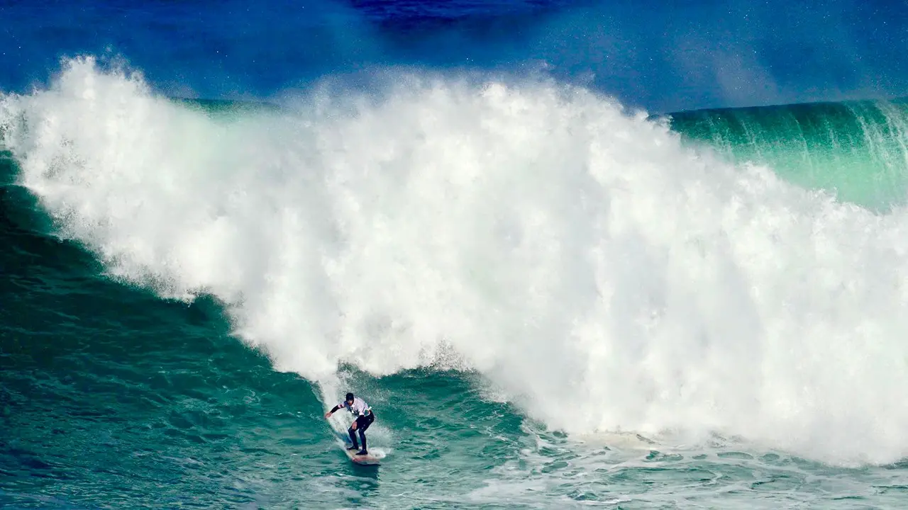 Un surfista cabalga la imponente ola en la costa de Santander. / Hardy