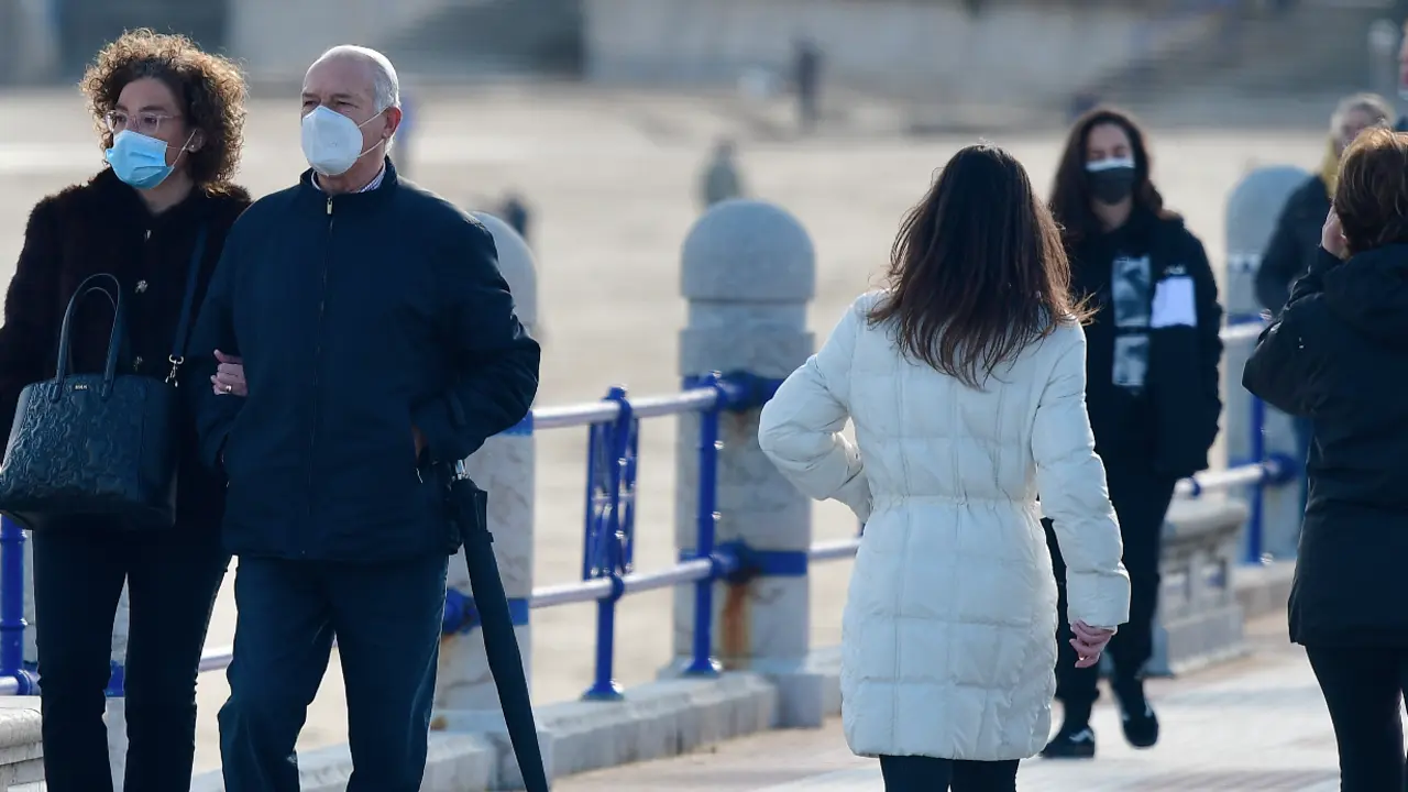 Varias personas con mascarilla por Santander. /ALERTA