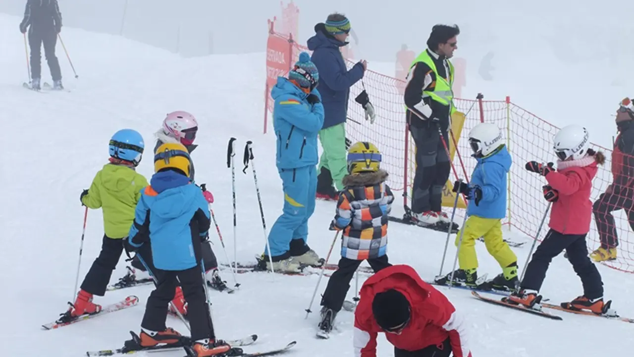 Ni&ntilde;os en las pistas de la estaci&oacute;n de esqu&iacute; de Alto Campoo. / EP