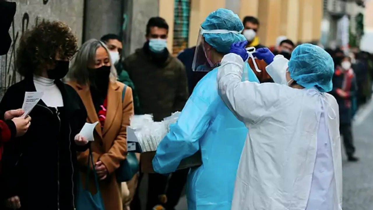 Una sanitaria pone el EPI a otra sanitaria en el Centro de Salud Universidad.C&eacute;zaro De Luca / Europa Press