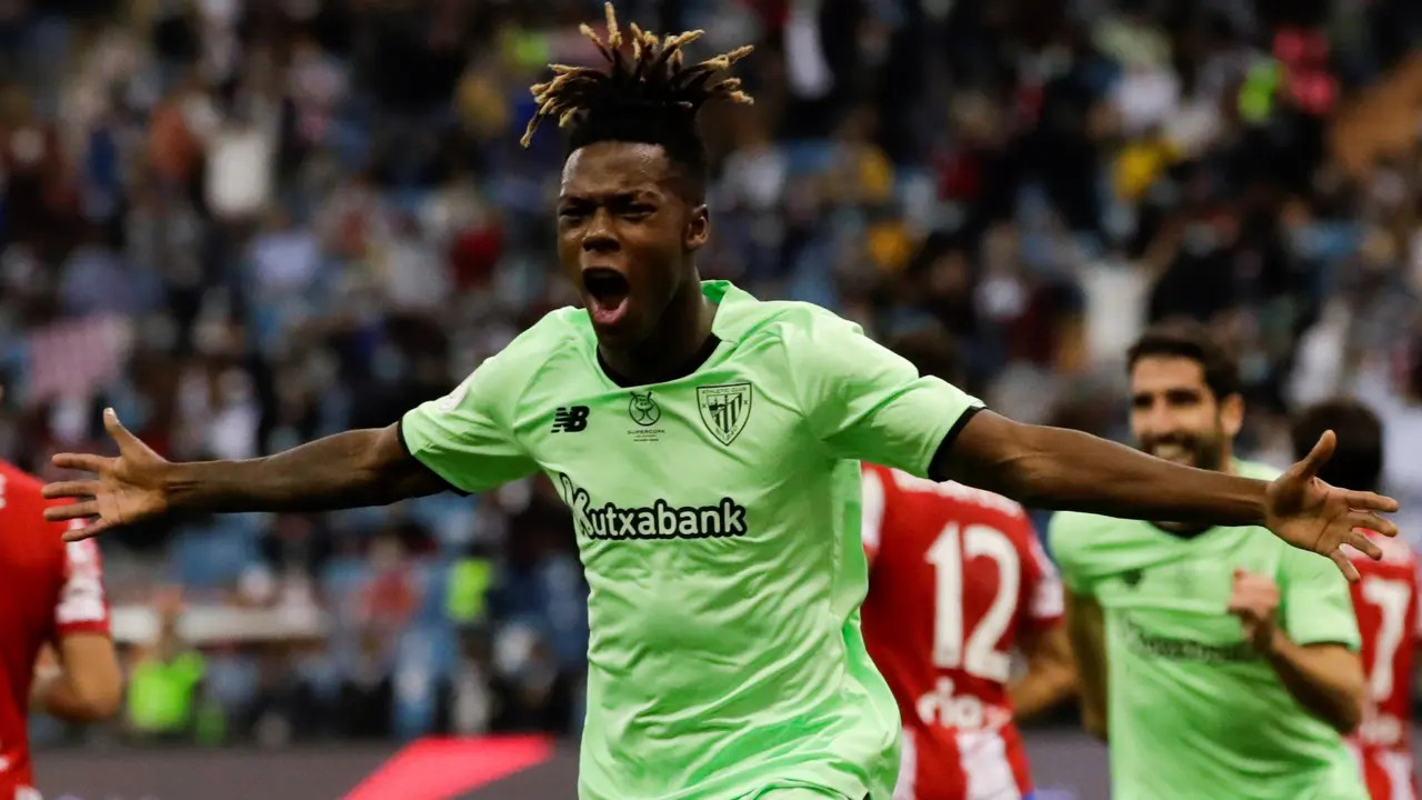 El delantero del Athletic de Bilbao Nico Williams celebra tras marcar el segundo gol ante el Atl&eacute;tico de Madrid, durante el partido de semifinales de la Supercopa de Espa&ntilde;a de f&uacute;tbol que enfrenta al Atl&eacute;tico de Madrid y al Athletic de Bilbao este jueves en el estadio Rey Fahd de Riad. EFE/Julio Munoz