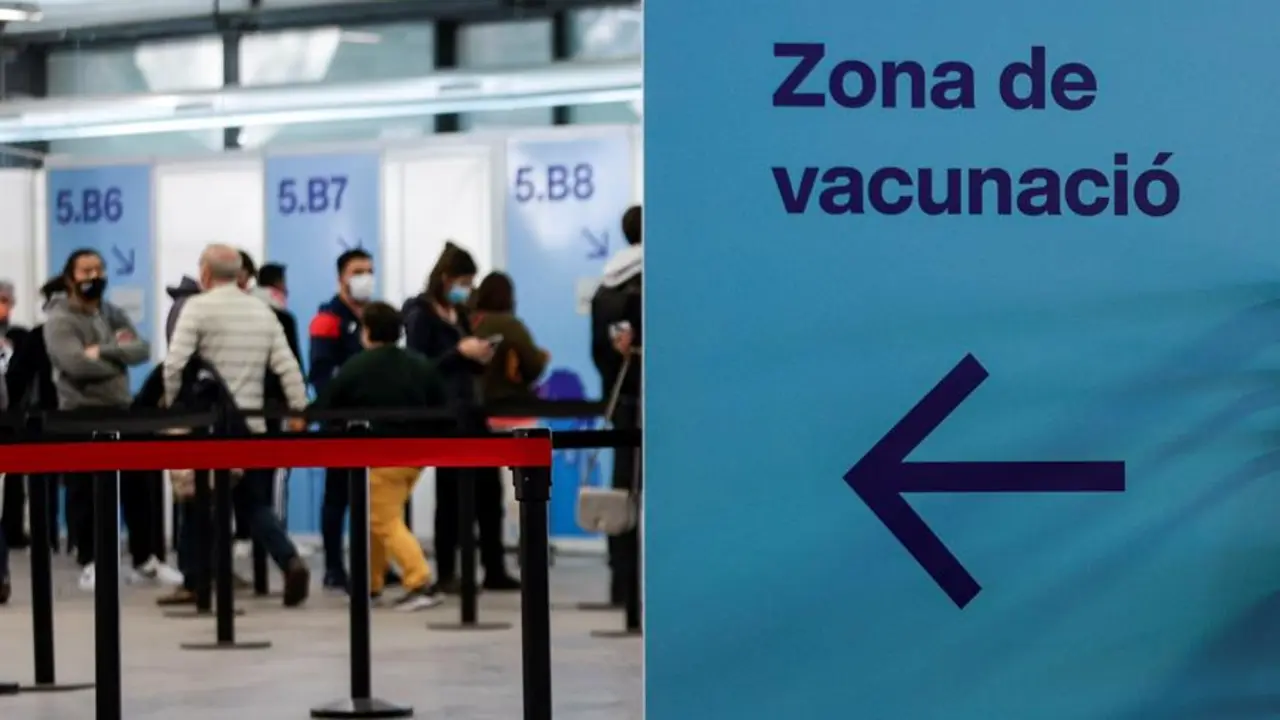 Decenas de ciudadanos guardan su turno en cola para accecer al centro de vacunaci&oacute;n instalado en la Fira de Barcelona, en una fotograf&iacute;a de archivo. EFE/Quique Garcia