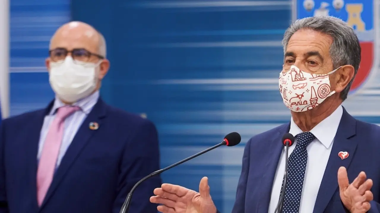 El consejero de Sanidad, Miguel Rodr&iacute;guez y el presidente de Cantabria, M. A. Revilla. / ALERTA