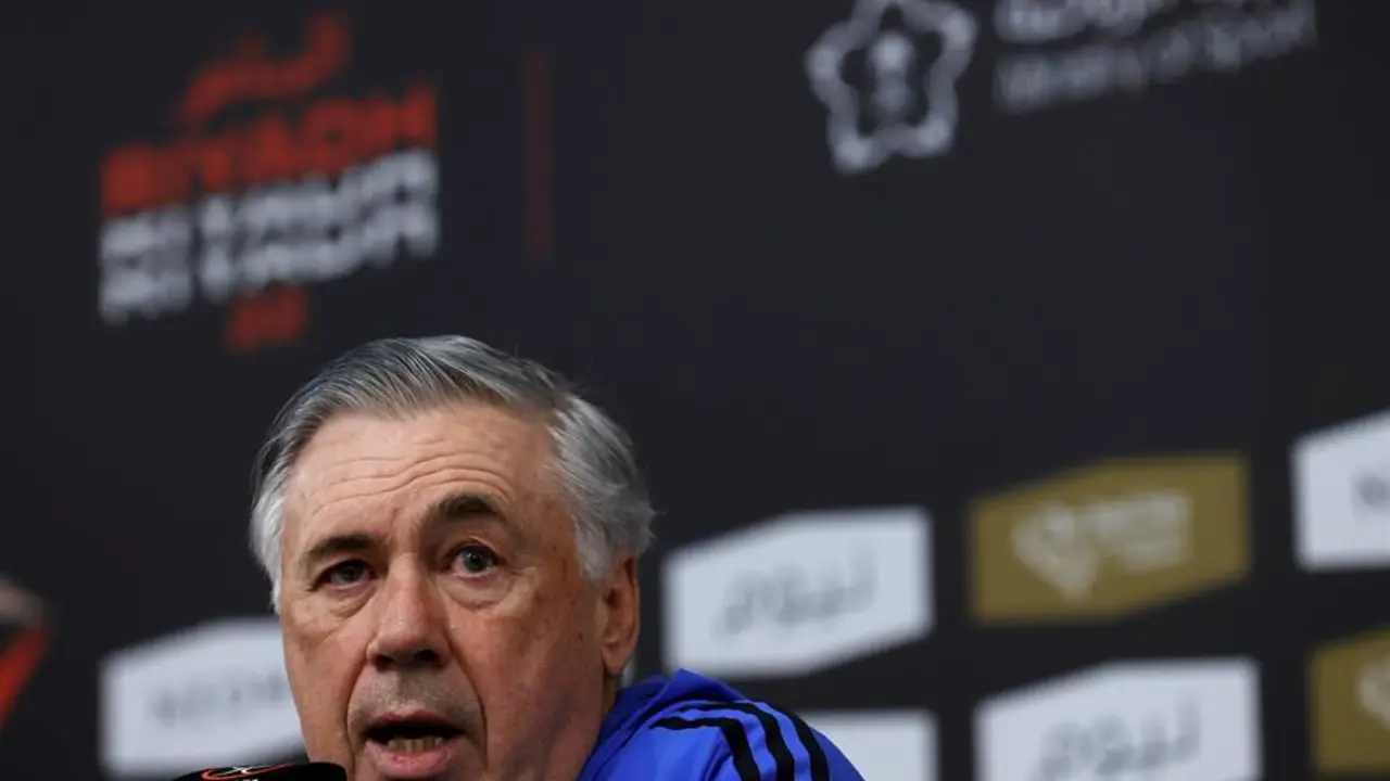 El entrenador del Real Madrid, Carlo Ancelotti, ofrece una rueda de prensa este s&aacute;bado en el estadio Rey Fahd de Riad, capital de Arabia Saud&iacute;, donde ma&ntilde;ana su equipo se enfrenta al Athletic Club en la Final de la Supercopa de Espa&ntilde;a. EFE/Julio Mu&ntilde;oz