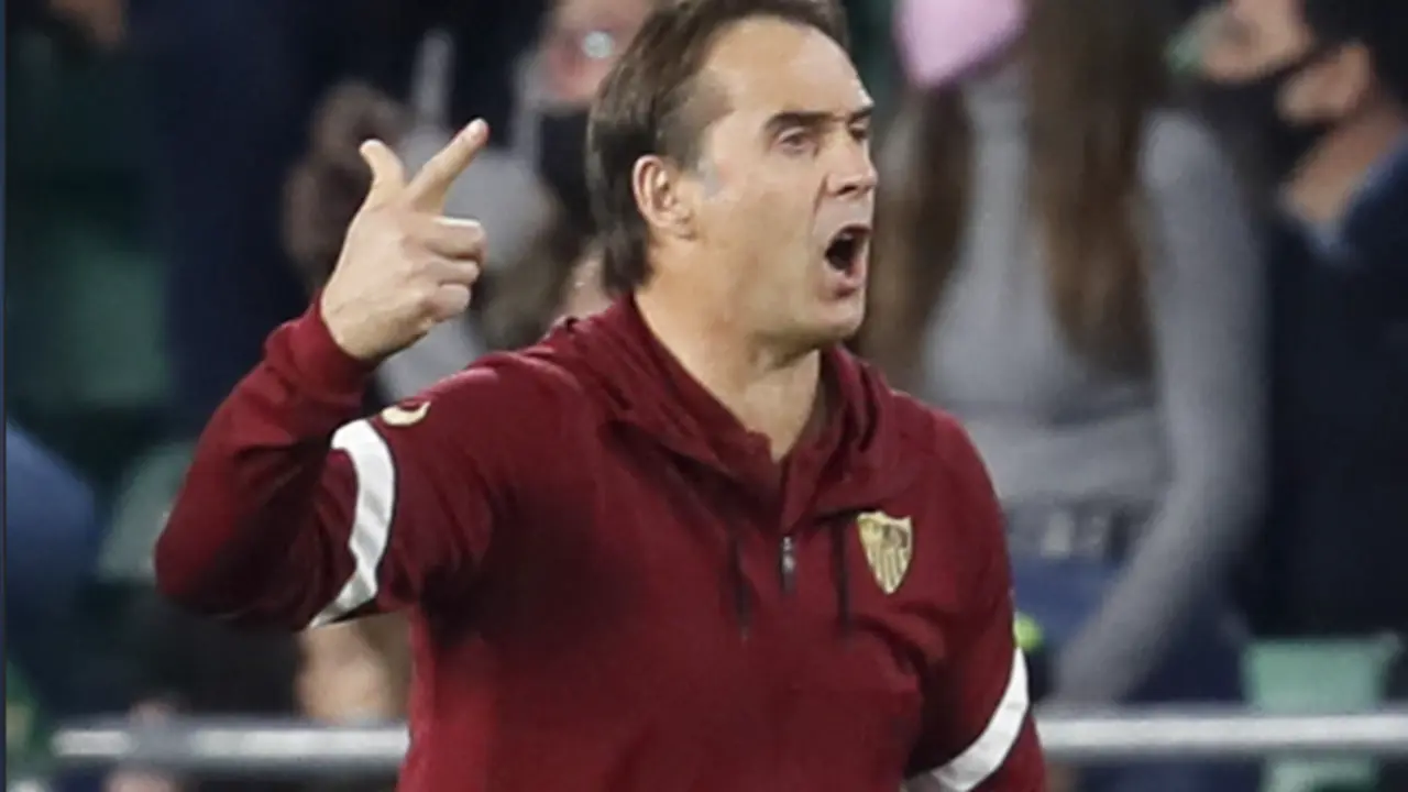 El entrendor del Sevilla Julen Lopetegui durante el partido de octavos de final de la Copa del Rey que Betis y Sevilla disputan este s&aacute;bado en el estadio Benito Villamar&iacute;n de Sevilla. EFE/Jose Manuel Vidal.