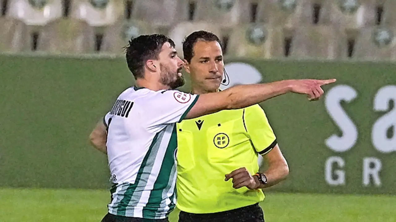 Eneko Satr&uacute;stegui, se&ntilde;al&aacute;ndole algo al &aacute;rbitro. / Hardy