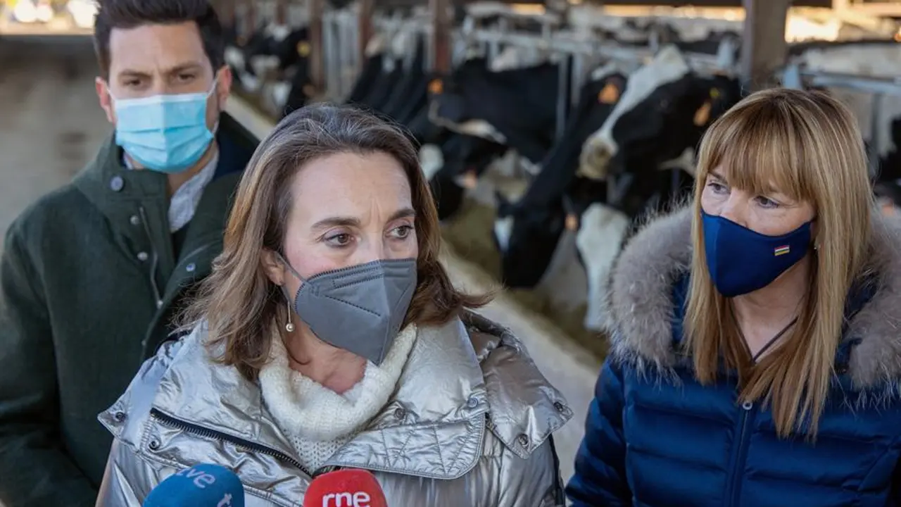 La portavoz del Grupo Popular en el Congreso de los Diputados, Cuca Gamarra (c) se dirige a los medios tras su visita este s&aacute;bado a una granja de producci&oacute;n de leche, de la capital riojana. EFE/ Raquel Manzanares