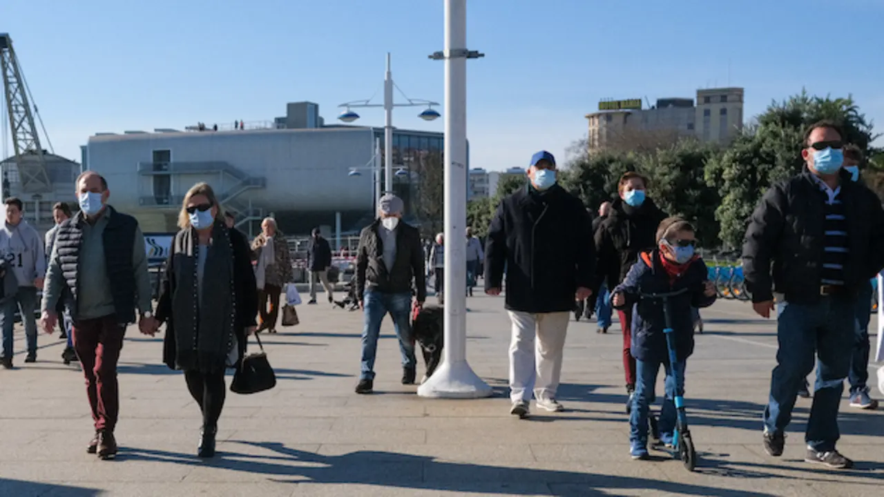 Varias personas transitan por las inmediaciones del Centro Bot&iacute;n de Santander. / Hardy
