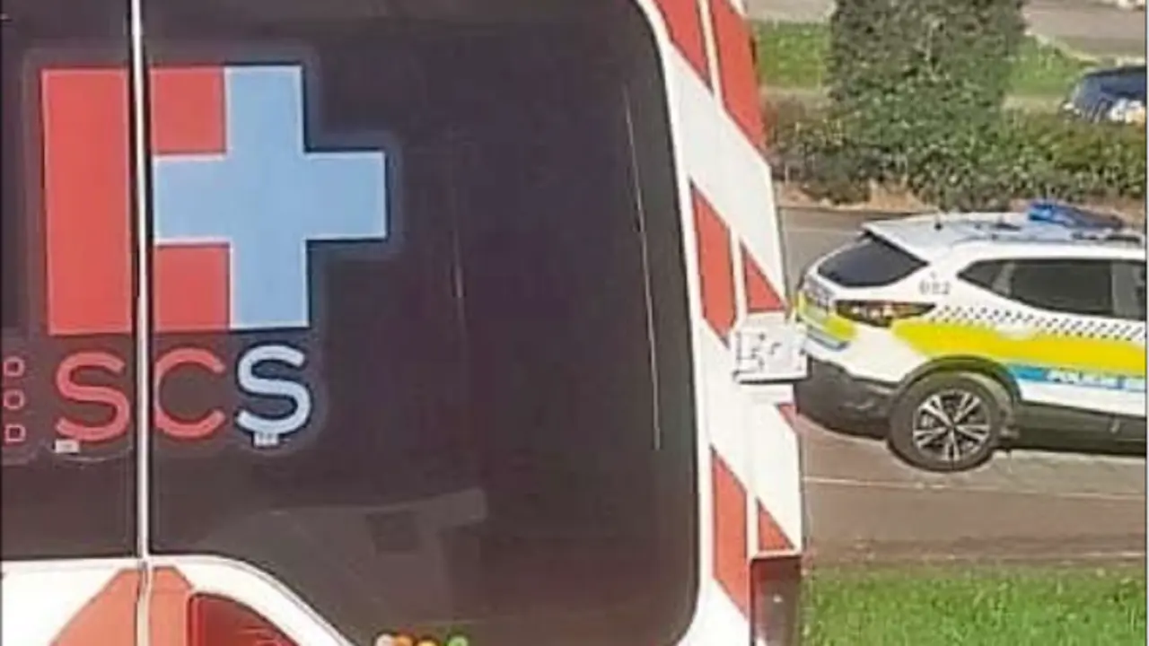 La ambulancia subida a la acera tras el accidente. / aLerta