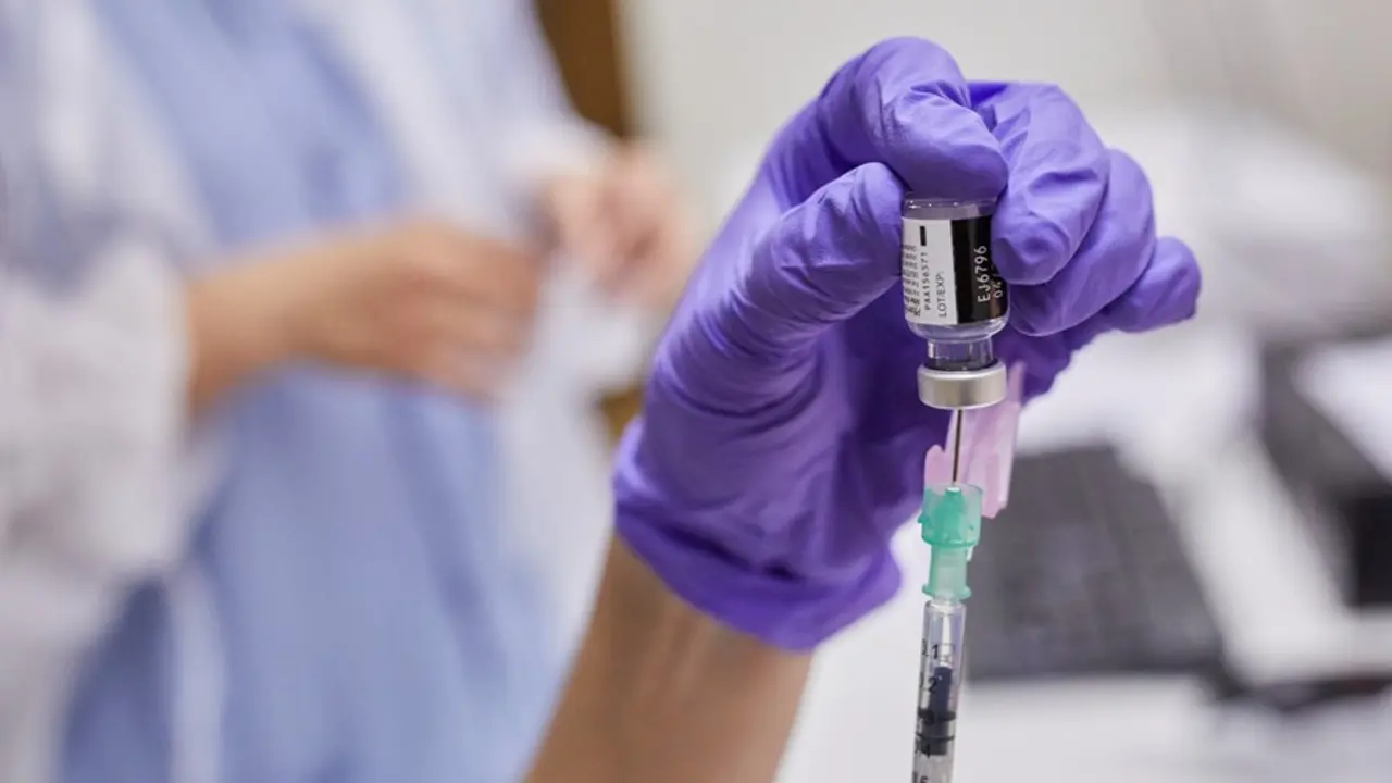 Una enfermera prepara la vacuna para un sanitario contra el coronavirus en un Hospital