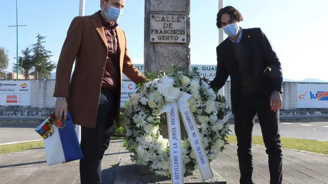 El alcalde de Astillero, Javier Fern&aacute;ndez Sober&oacute;n (d), durante la ofrenda floral del Ayuntamiento de Astillero y la Junta Vecinal de Guarnizo a Paco Gento en el monolito que da nombre a una calle de esta localidad. El Ayuntamiento de Astillero ha decretado tres d&iacute;as de luto oficial por el fallecimiento de Paco Gento y, seg&uacute;n ha anunciado su alcalde, Javier Fern&aacute;ndez Sober&oacute;n, ya est&aacute; trabajando para organizar el "gran acto de homenaje" que se merece el hijo predilecto de este municipio y una de las "mayores leyendas" del f&uacute;tbol mundial. EFE/Celia Ag&uuml;ero Pereda