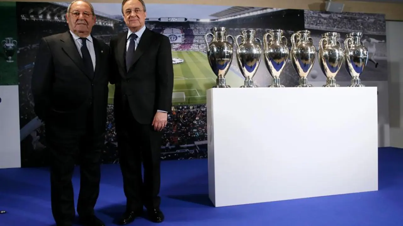 El exfutbolista y presidente de honor del Real Madrid, Paco Gento (i), acompa&ntilde;ado por el presidente del Real Madrid, Florentino P&eacute;rez, durante un acto celebrado en el Santiago Bernab&eacute;u. EFE/Fernando Alvarado/Archivo