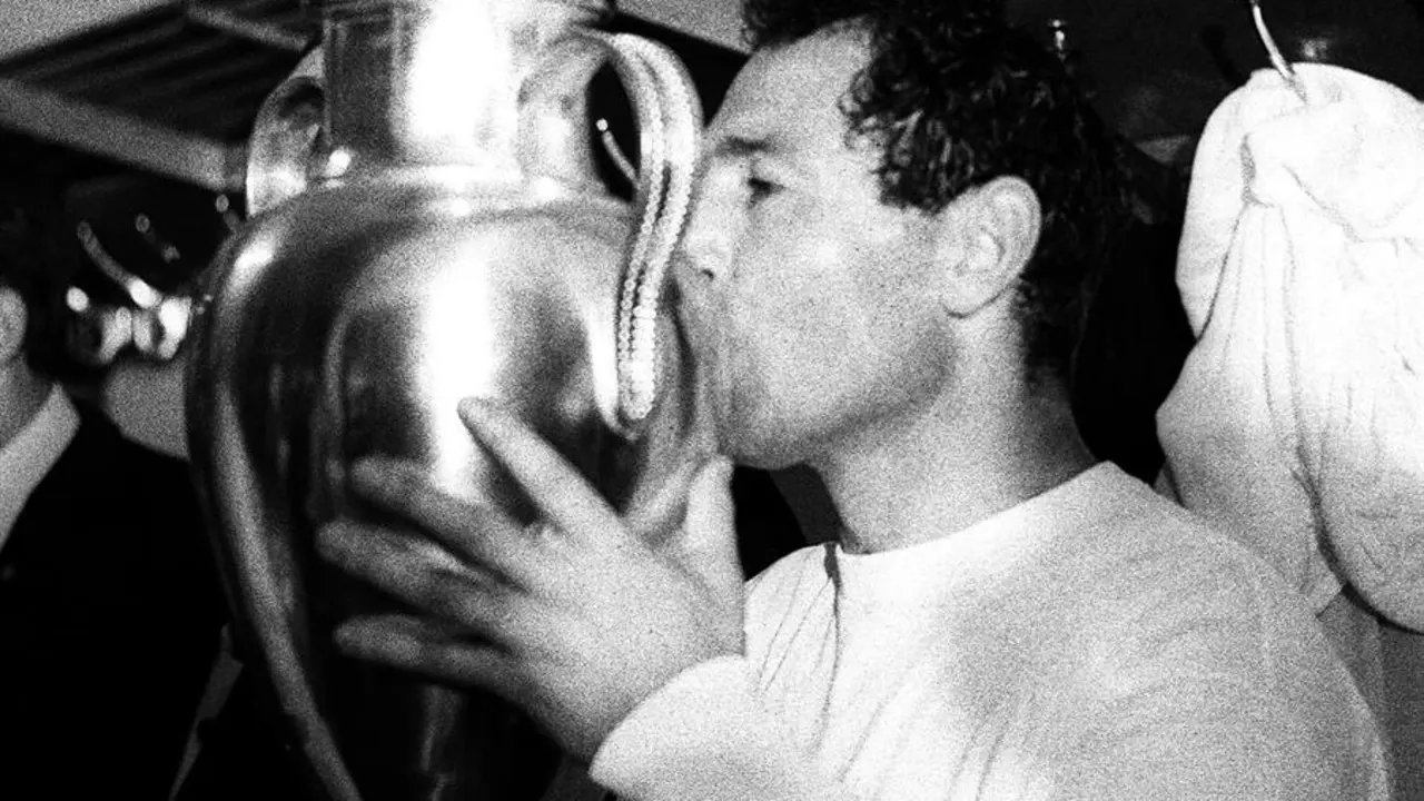 El capit&aacute;n del Real Madrid, Paco Gento besa la VI Copa de Europa conseguida por el equipo blanco en una imagen de archivo. EFE/NR