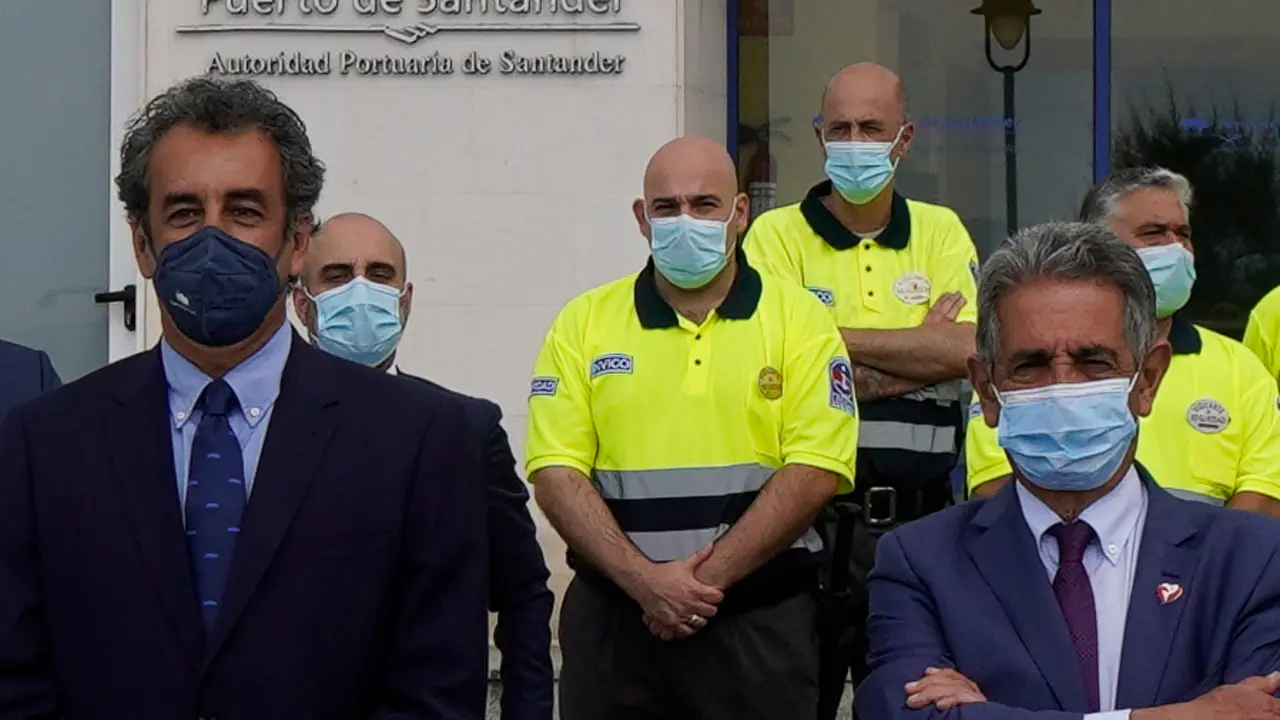 El presidente de la Autoridad Portuaria, Francisco Mart&iacute;n y el presidente de Cantabria, M. A. Revilla durante el nombramiento del primero. / ALERTA