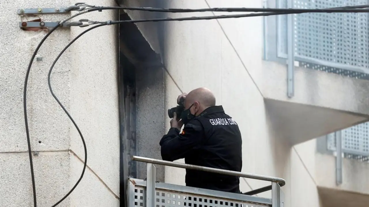 Miembros de la Guardia Civil en las instalaciones a primera hora. EFE/ Kai F&ouml;rsterling