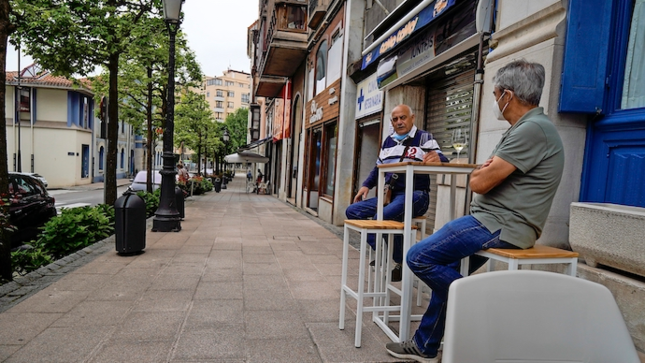 Dos personas tomando un aperitivo en una terraza de una cafeter&iacute;a de Astillero. / ALERTA