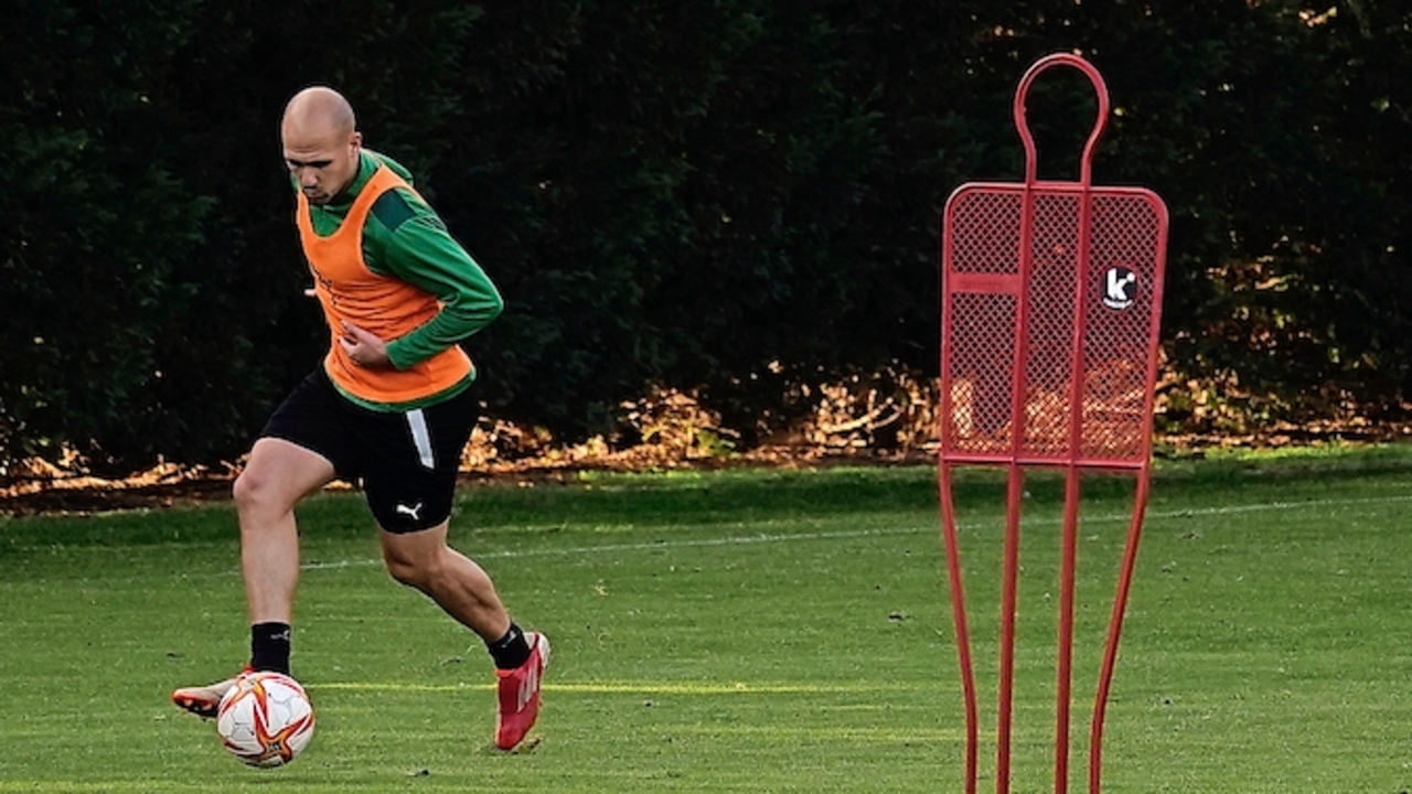 Unai Medina, entrenando ayer con normalidad tras dejar atr&aacute;s el confinamiento. / Hardy