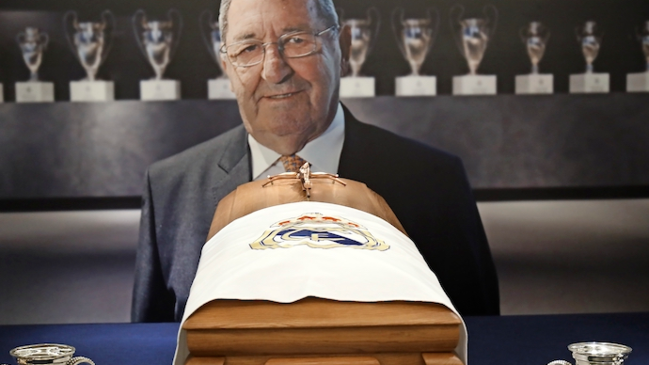 Capilla ardiente con los restos mortales de Paco Gento, en el palco de honor del Estadio Santiago Bernab&eacute;u, a 18 de enero de 2022, en Madrid (Espa&ntilde;a). La leyenda del Real Madrid y &uacute;nico jugador en la historia del f&uacute;tbol en ganar seis Copas de Europa, ha fallecido hoy a los 88 a&ntilde;os de edad. Todos los aficionados que lo han deseado se han acercado a despedir al presidente de honor del Real Madrid al estadio. Su entierro se celebrar&aacute; con posterioridad en el pueblo natal del jugador, Guarnizo (Cantabria), en la m&aacute;s estricta intimidad.
18 ENERO 2022;CAPILLA ARDIENTE;MADRID;PACO GENTO;F&Uacute;TBOL;REAL MADRID
&Oacute;scar J.Barroso/AFP7 / Europa Press
18/1/2022