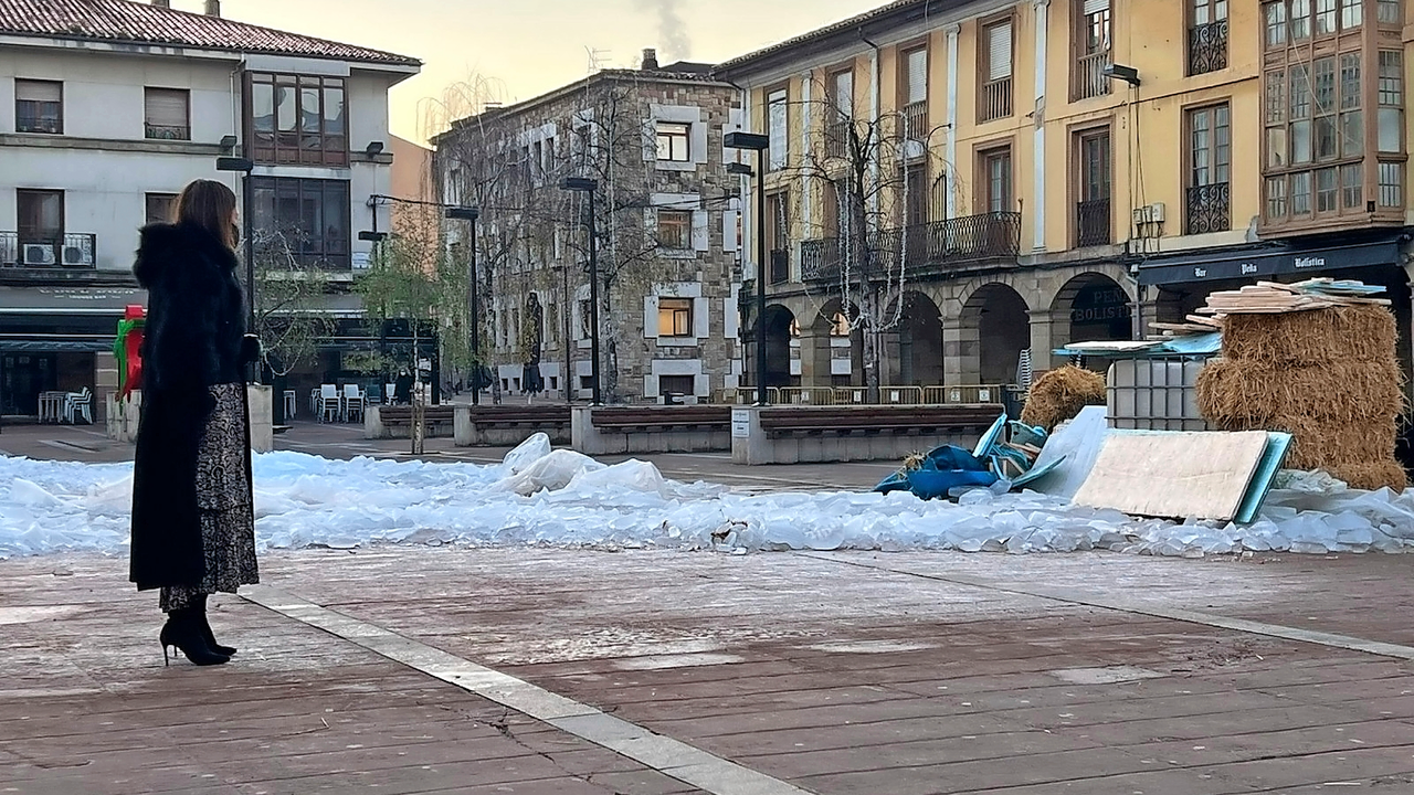 La portavoz popular Marta Fern&aacute;ndez Teijeiro en la plaza Baldomero Iglesias. / ALERTA