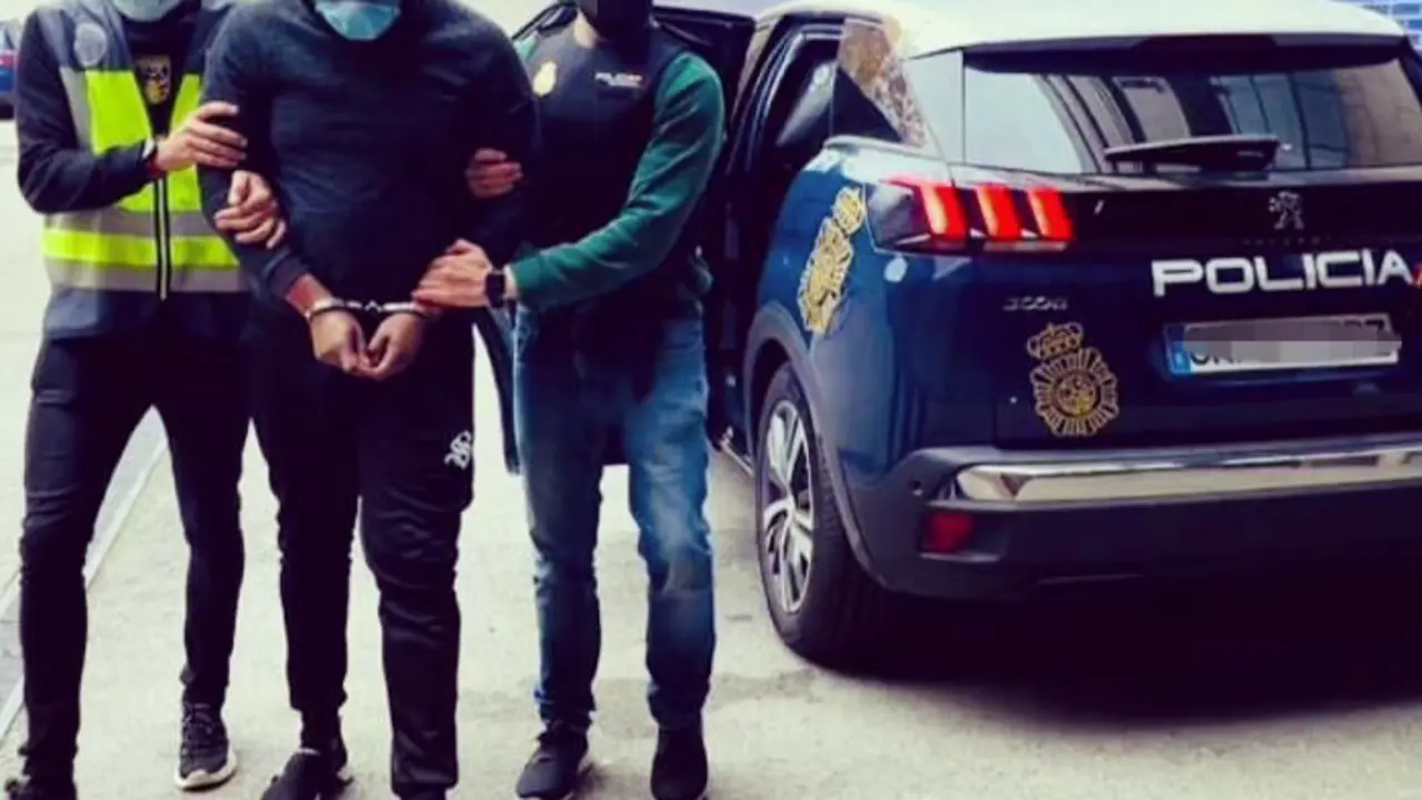 Imagen de agentes de la Polic&iacute;a Nacional durante un arresto. EFE/ Polic&iacute;a Nacional