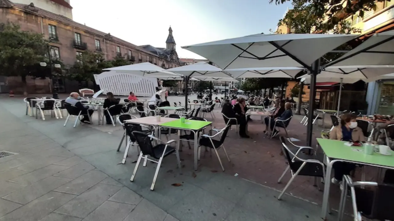 Varias personas en una terraza del centro de Torrelavega. / ALERTA