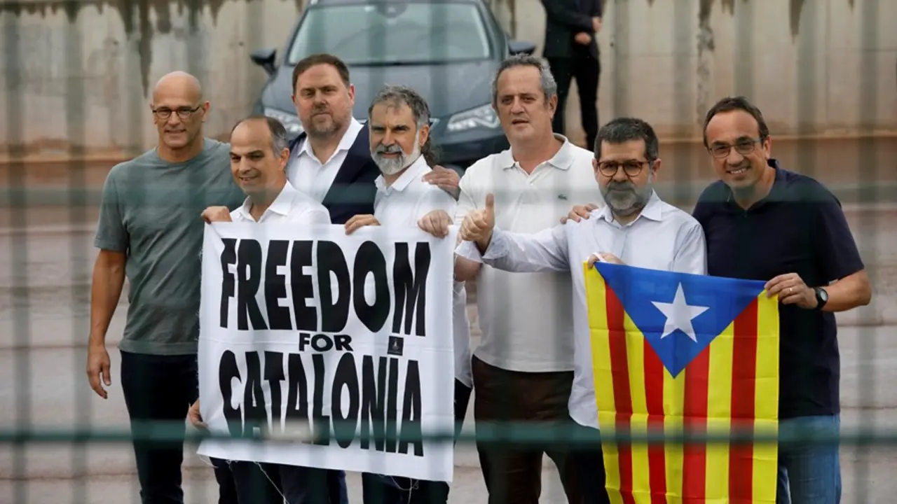 Los exconsellers Ra&uuml;l Romeva y Jordi Turull, el exvicepresidente de la Generalitat Oriol Junqueras, el presidente de &Ograve;mnium Cultural Jordi Cuixart, el exconseller Joaquim Forn, el secretario de Junts Jordi S&agrave;nchez y el exconseller Josep Rull.