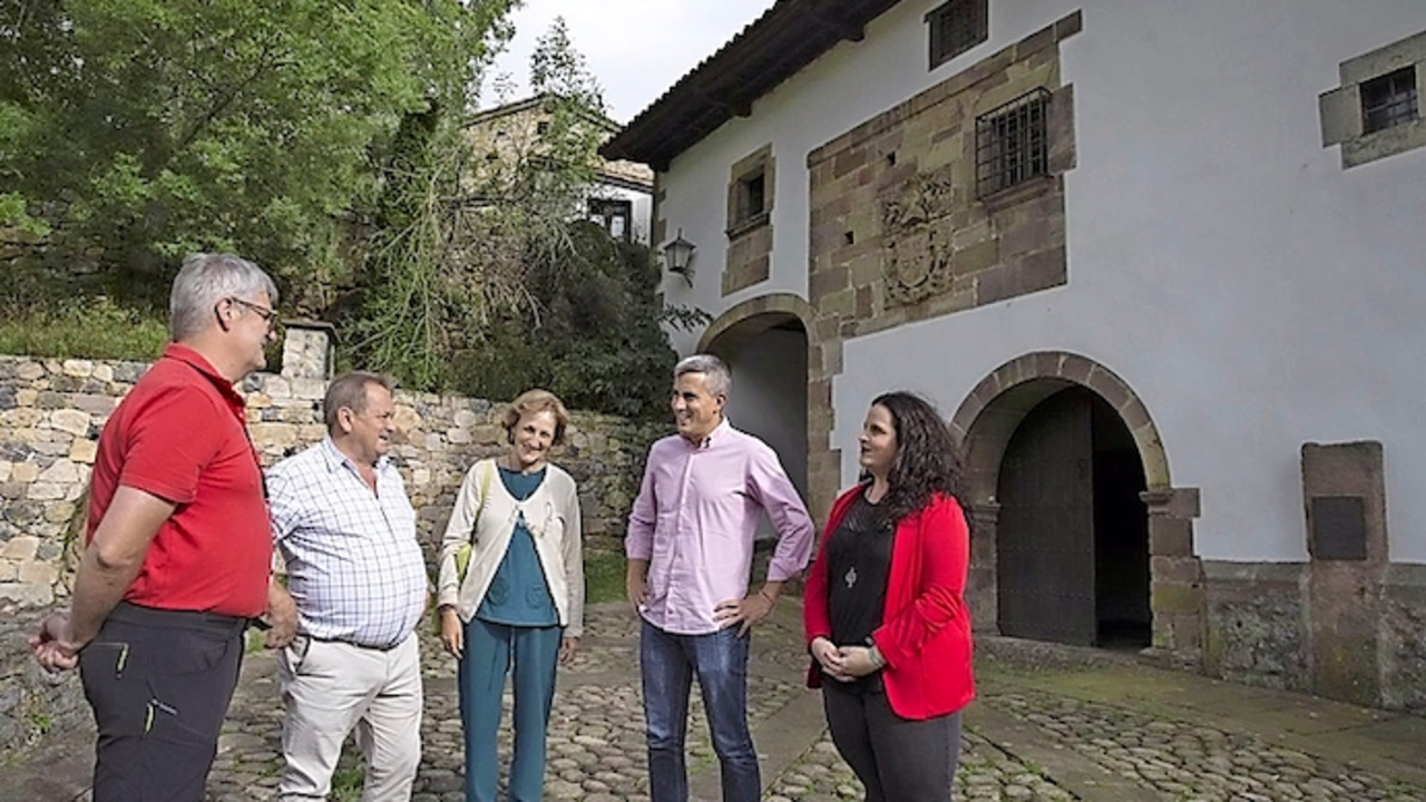 Sara Torres (dcha) junto a Pablo Zuloaga en la Casa Museo de Tudanca, en una foto de archivo de 2019. / ALERTA