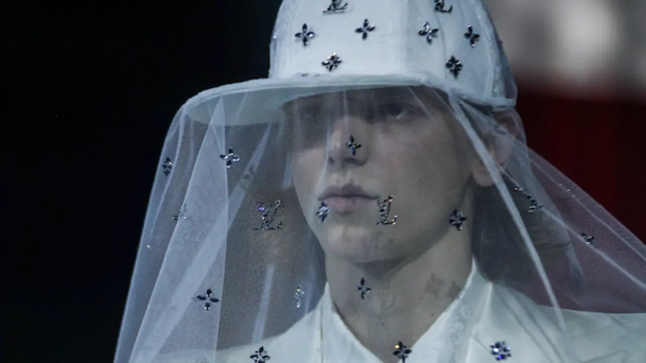 Una modelo presenta una creaci&oacute;n para la colecci&oacute;n de ropa masculina del fallecido dise&ntilde;ador estadounidense Virgil Abloh para Louis Vuitton durante la Semana de la Moda de Par&iacute;s, en Par&iacute;s, Francia, el 20 de enero de 2022. La Semana de la Moda de Par&iacute;s Oto&ntilde;o-Invierno 2022/2023 se celebra del 18 al 23 de enero de 2022. (Moda, Francia) EFE/EPA/Mohammed Badra
