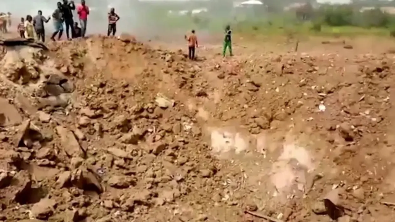 Explosi&oacute;n mortal en Ghana deja enorme cr&aacute;ter tras accidente de cami&oacute;n minero.