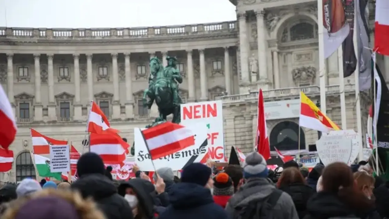 Los austriacos protestan en Viena en diciembre contra los planes de vacunaci&oacute;n obligatoria. Fotograf&iacute;a: Agencia Anadolu/Getty Images