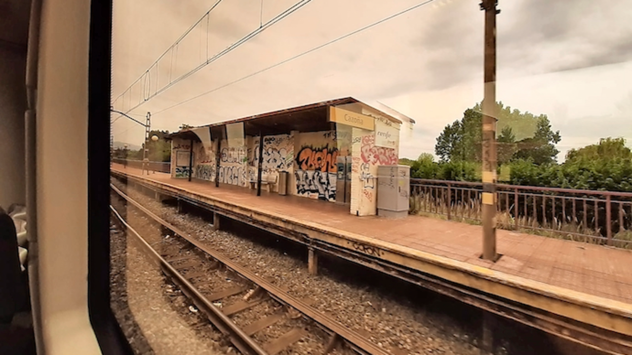 Vista del estado de la estaci&oacute;n de tren en la parada de Cazo&ntilde;a. / ALERTA