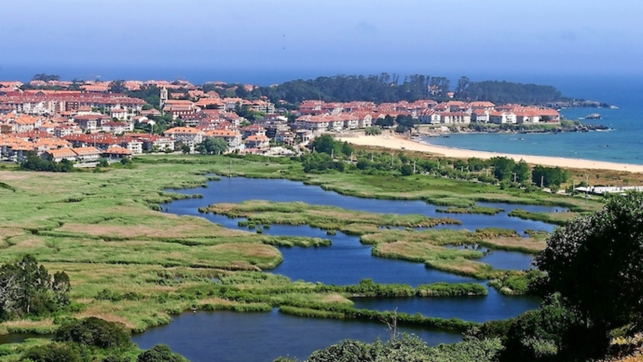 S.Santa.- Cantabria tiene buenas perspectivas de ocupaci&oacute;n pero sabe que depende del tiempo
S.Santa.- Cantabria tiene buenas perspectivas de ocupaci&oacute;n pero sabe que depende del tiempo.
Las perspectivas de ocupaci&oacute;n tur&iacute;stica en Cantabria para esta Semana Santander son buenas aunque el Gobierno regional sabe que depende del tiempo y m&aacute;s cuando este periodo vacacional cae en el mes de marzo y no en abril.

(Foto de ARCHIVO)
03/10/2013