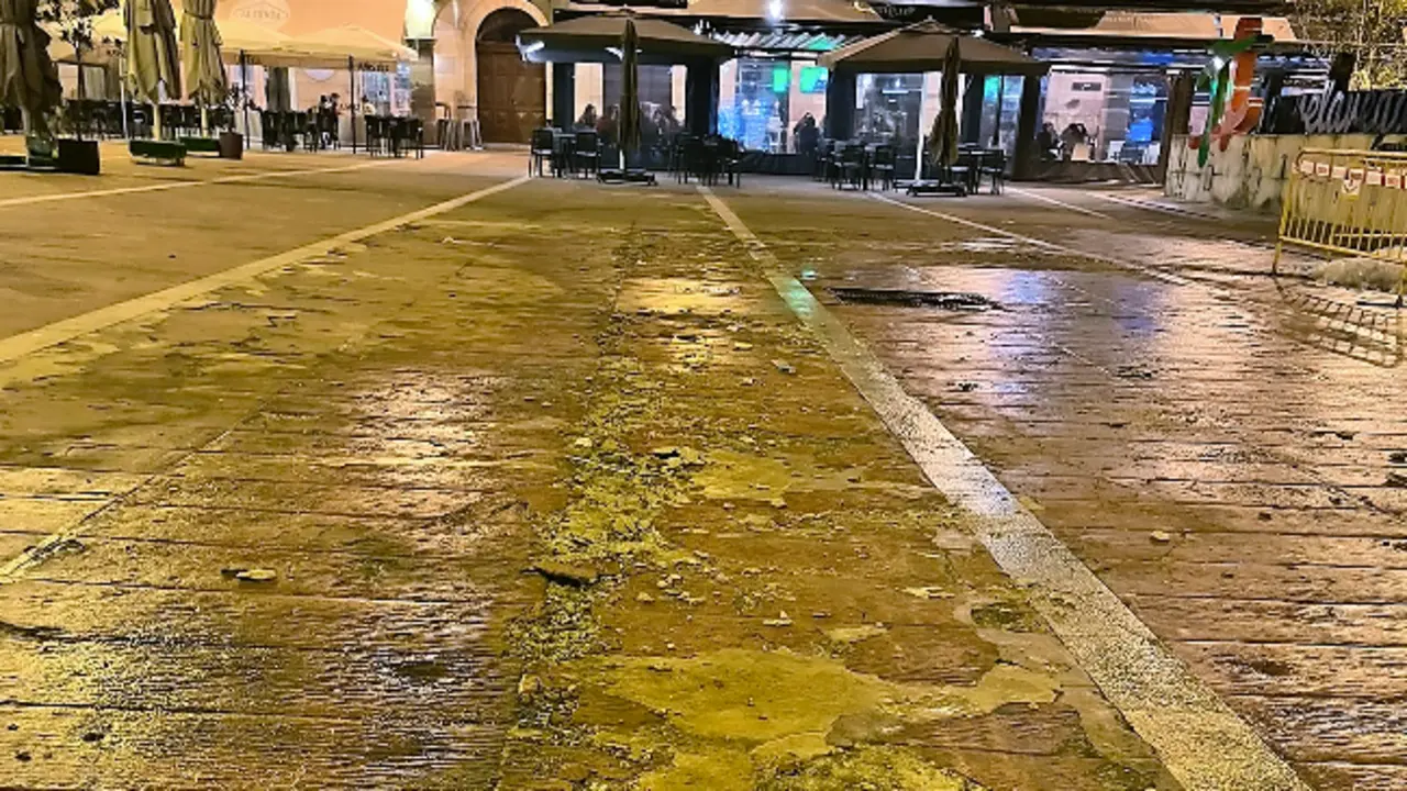 Desperfectos tras la retirada de la pista de hielo.