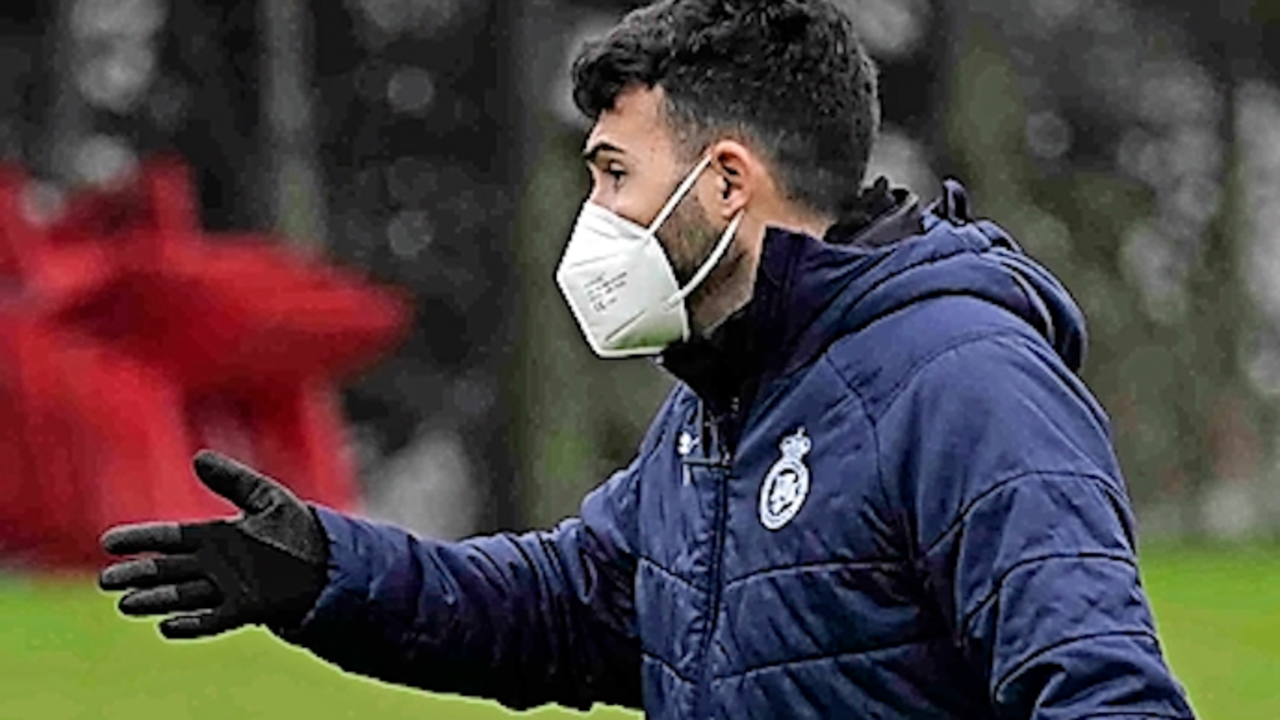 Fern&aacute;ndez Romo, dirigiendo el entrenamiento. / Hardy