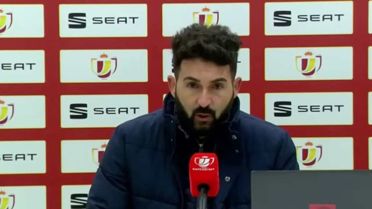 El entrenador del Racing, Fern&aacute;ndez Romo. / ALERTA