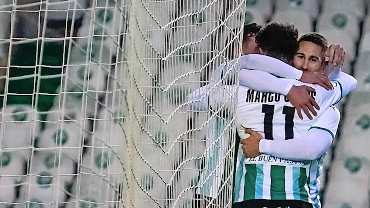 Marco Camus, el autor de la asistencia, y Manu Justo, autor del gol, se abrazan. / Hardy