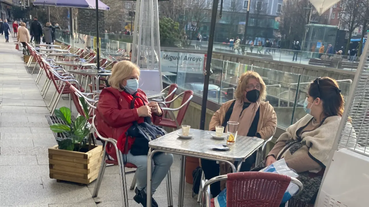 Varias personas sentadas en una terraza del centro de Santander. / Hardy