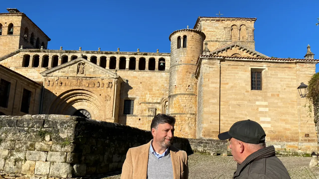 Crist&oacute;bal Palacio en una visita a Santillana, junto el coordinador local del partido, Francisco Javier Gonz&aacute;lez. / ALERTA