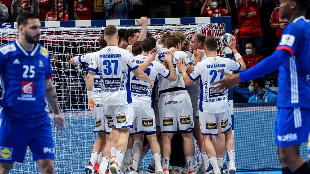Budapest (Hungr&iacute;a), 22/01/2022.- Los jugadores de Islandia celebran tras ganar el partido de la ronda principal del Campeonato Europeo de Balonmano masculino entre Francia e Islandia en el MVM Dome de Budapest (Hungr&iacute;a), el 22 de enero de 2022. (Balonmano, Francia, Hungr&iacute;a, Islandia) EFE/EPA/Zsolt Szigetvary HUNGRIA FUERA